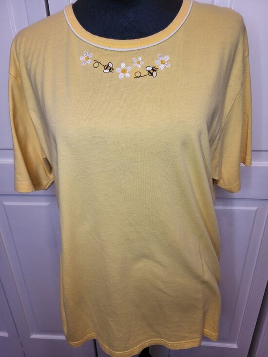 Mandal Bay Tops - Vintage 90s Mandal Bay Butter Yellow Tee Embroidered Daisies Bees L Cottage